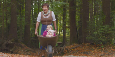 Mit so viel Liebe und Leidenschaft ist sie dabei wenn wir alte, fast vergessene Dinge durch sie wieder neu entdecken (kochen am Feuer, einfache Spiele mit den Kindern....)